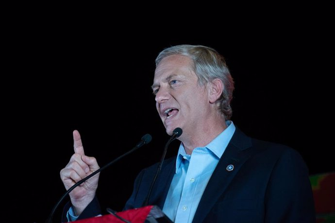 21 November 2021, Chile, Santiago: German-born right-wing presidential candidate Jose Antonio Kast gives a speech to his supporters after the great winning of the first round of the presidential elections in Chile. Leftist politician Gabriel Boric and r