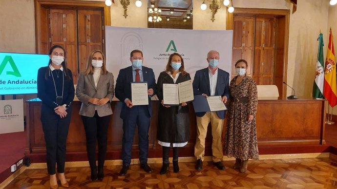 Carmen Crespo tras la firma de los convenios en Almería