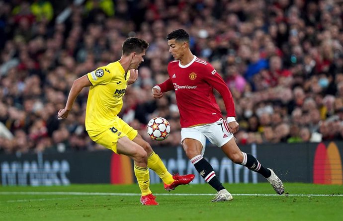 Archivo - Cristiano Ronaldo intenta regatear a Juan Foyth en el Manchester United-Villarreal de la Liga de Campeones 2021-2022