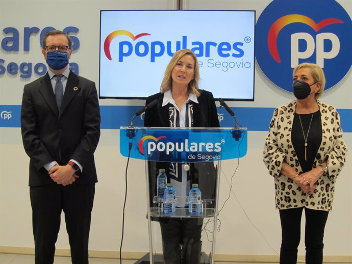 El portavoz del PP en el Senado, Javier Maroto (izquierda); la vicesecretaria de Organización del PP a nivel nacional, Ana Beltrán (centro); y la presidenta del PP en Segovia, Paloma Sanz