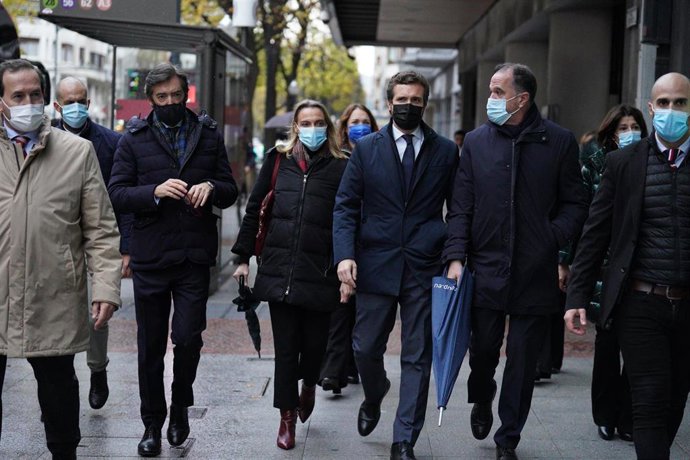 El líder del PP, Pablo Casado (3d), y el presidente del PP del País Vasco, Carlos Iturgaiz (2d), a su llegada a la Junta Directiva del PP en el País Vasco, en el Hotel NH Villa, a 22 de noviembre de 2021, en Bilbao, Euskadi
