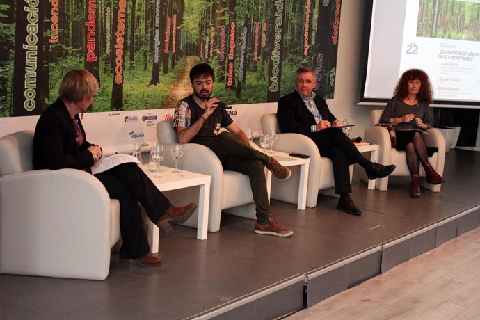 Mesa redonda: 'Contaminación planetaria: la otra enfermedad' en el XIV Congreso de Información ambiental de la Asociación de Periodistas de Información Ambiental (APIA), en el Círculo de Bellas Artes de Madrid.