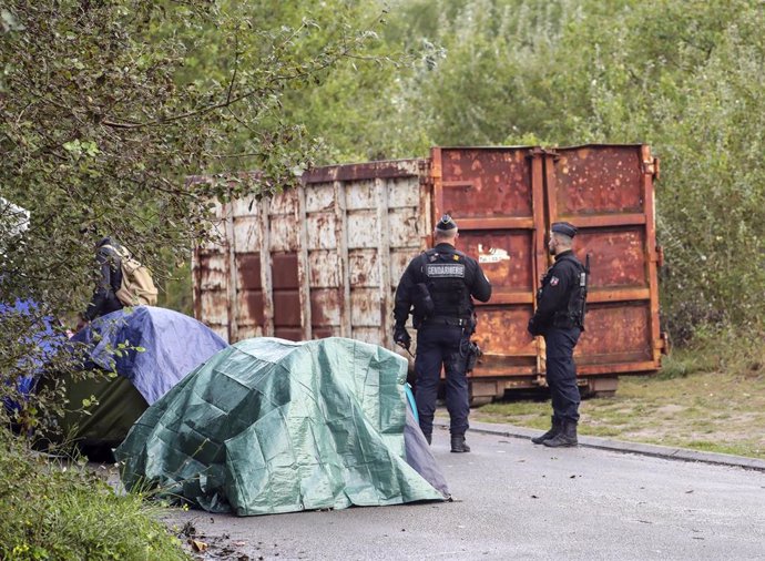 Archivo - La Policía de Francia participa en una operación para evacuar a migrantes en Calais. 