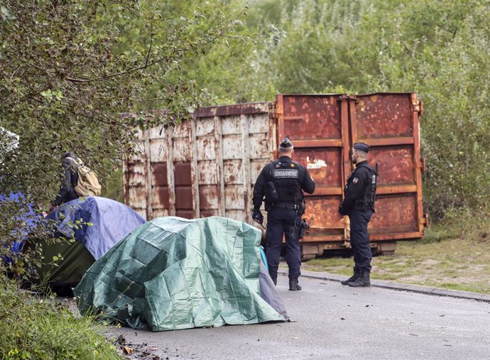 Archivo - 13 September 2019, France, Calais: Policemen take part in an operation to move migrants from a camp in Calais. Photo: Steve Parsons/PA Wire/dpa