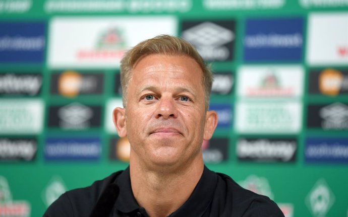 Archivo - 06 June 2021, Bremen: Werder Bremen new coach Markus Anfang speaks during a press conference. Werder Bremen will have to fight hard to return to the Bundesliga after relegation from the top flight, new coach Markus Anfang warned on Sunday. Pho