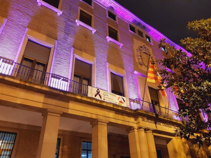 La Delegación del Gobierno en Aragón ilumina su fachada de morado contra las violencias machistas.