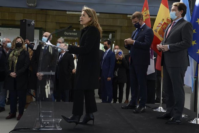 La ministra de Transportes, Movilidad y Agenda Urbana, Raquel Sánchez, responde a los medios a su llegada a la estación de Ourense tras efectuar un viaje por el nuevo tramo de alta velocidad Pedralba de la Pradería-Ourense, en la estación Orense-Empalme
