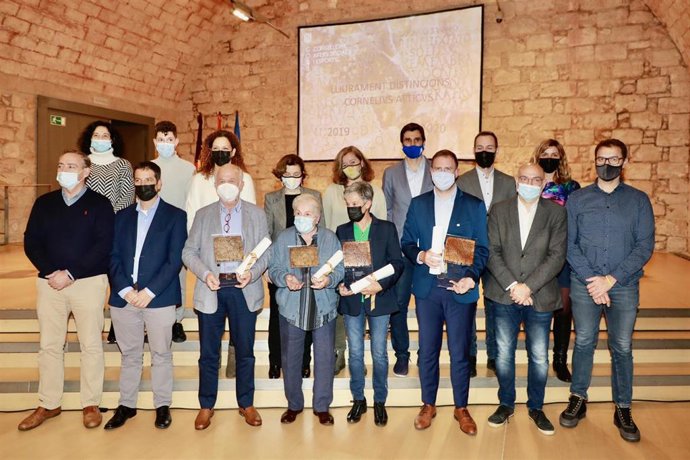 La presidenta del Govern, Francina Armengol, y la consellera de Asuntos Sociales y Deportes, Fina Santiago, con los premiados.