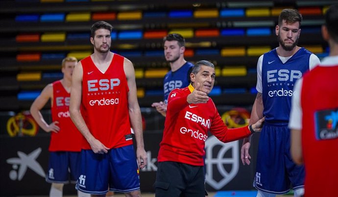 El seleccionador español de baloncesto, Sergio Scariolo, dirigiendo un entrenamiento