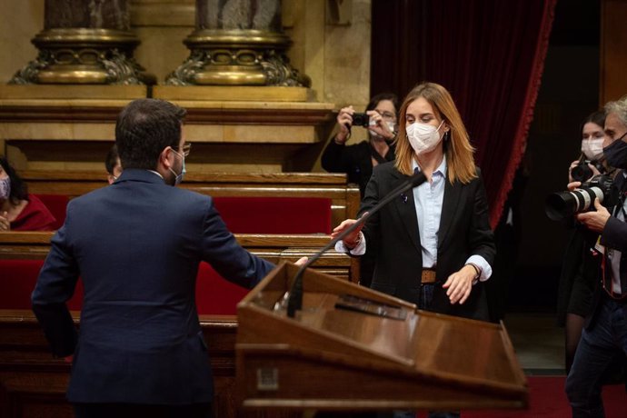 El presidente de la Generalitat, Pere Aragons, saluda a la líder de los comuns en el Parlament, Jéssica Albiach, después de la votación de las enmiendas a la totalidad de los Presupuestos de la Generalitat en el pleno de la Cámara catalana.