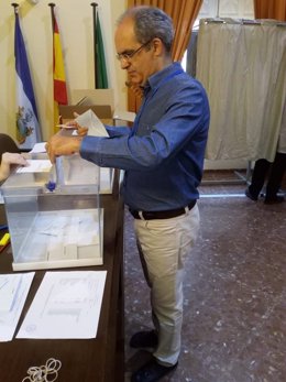 Archivo - El alcalde de Arahal ejerciendo su derecho al voto en las últimas elecciones municipales
