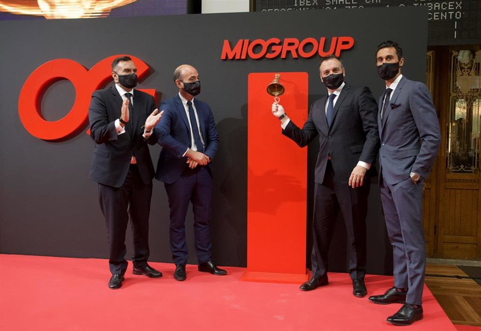 Archivo - El presidente de Miogroup, Yago Arbeloa, toca la campana rodeado de sus hermanos Álvaro Arbeloa (d), exfutbolista del Real Madrid y socio de la consultora, Raúl Arbeloa (2i) director de servicios corporativos, y Francisco Jiménez-Alfaro, ceo