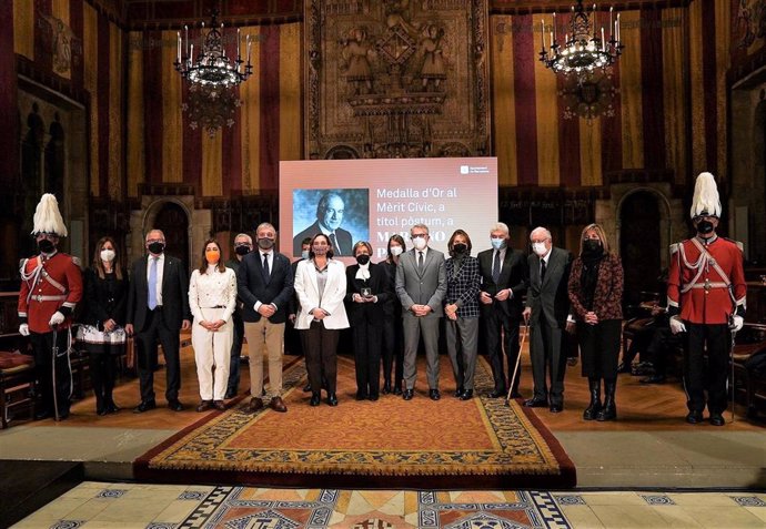 La alcaldesa de Barcelona, Ada Colau, entrega la Medalla de Oro al Mérito Cívico a título póstumo a Mariano Puig, con su viuda, sus hijos, el teniente de alcalde Jaume Collboni y la alcaldesa de L'Hospitalet, Núria Marín