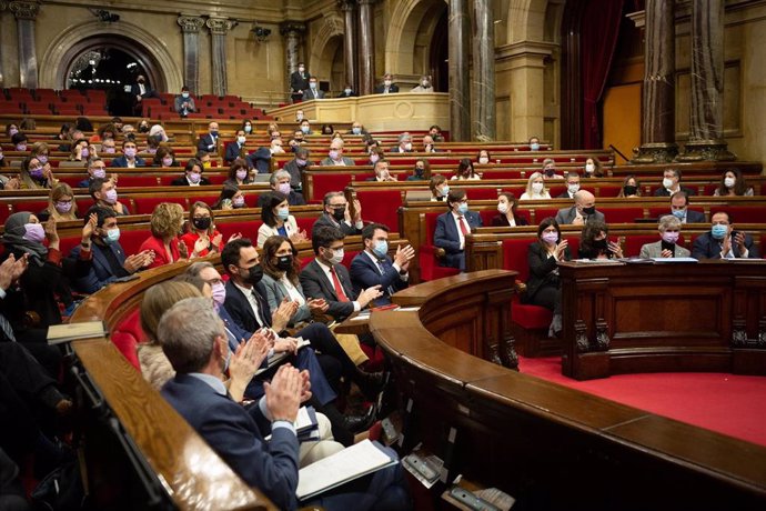 Els membres del Govern aplaudeixen després que el Parlament hagi tramitat els Pressupostos de la Generalitat de 2022.