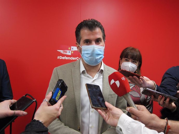El secretario general del PSOE de Castilla y León, Luis Tudanca, atiende a los medios en Segovia.