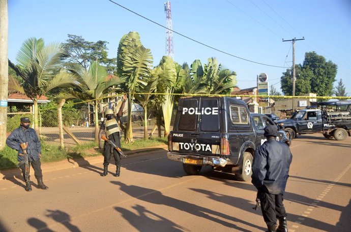 Policías de Uganda tras una explosión en la capital, Kampala