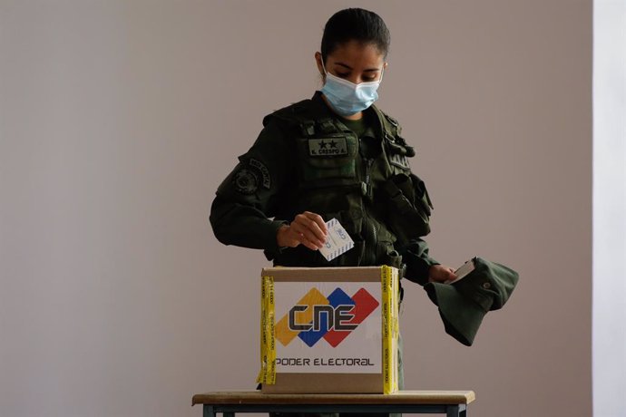 21 November 2021, Venezuela, Caracas: A military soldier casts her ballot inside a polling station at the Liceo Fermin Toro in Caracas during the local and regional elections. Photo: Stringer/dpa
