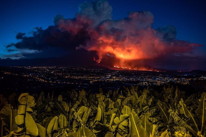 Colada de lava del volcán de Cumbre Vieja, desde los Llanos de Aridane, a 19 de noviembre de 2021, en La Palma, Santa Cruz de Tenerife, Canarias, (España). 
