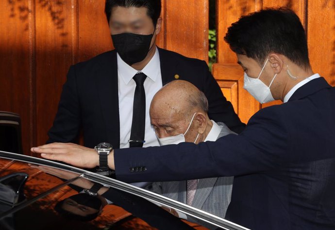Archivo - 09 August 2021, South Korea, Seoul: Former South Korean President Chun Doo-hwan (C), under the escort of security guards, gets in a car at his house in Seoul, to attend an appellate trial on the charge of libel. In November 2020, Chun received