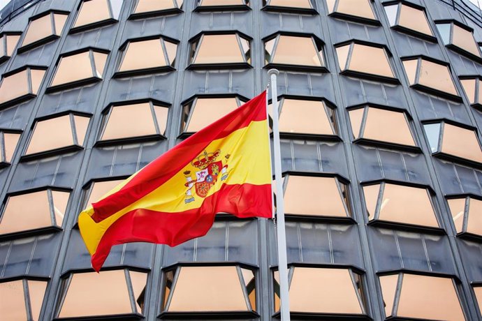 Bandera de España en el Tribunal Constitucional el día en que toman posesión de su cargo los nuevos magistrados del TC, en la sede del Tribunal Constitucional, a 18 de noviembre de 2021, en Madrid, (España). La ceremonia tiene lugar después de que el Pl