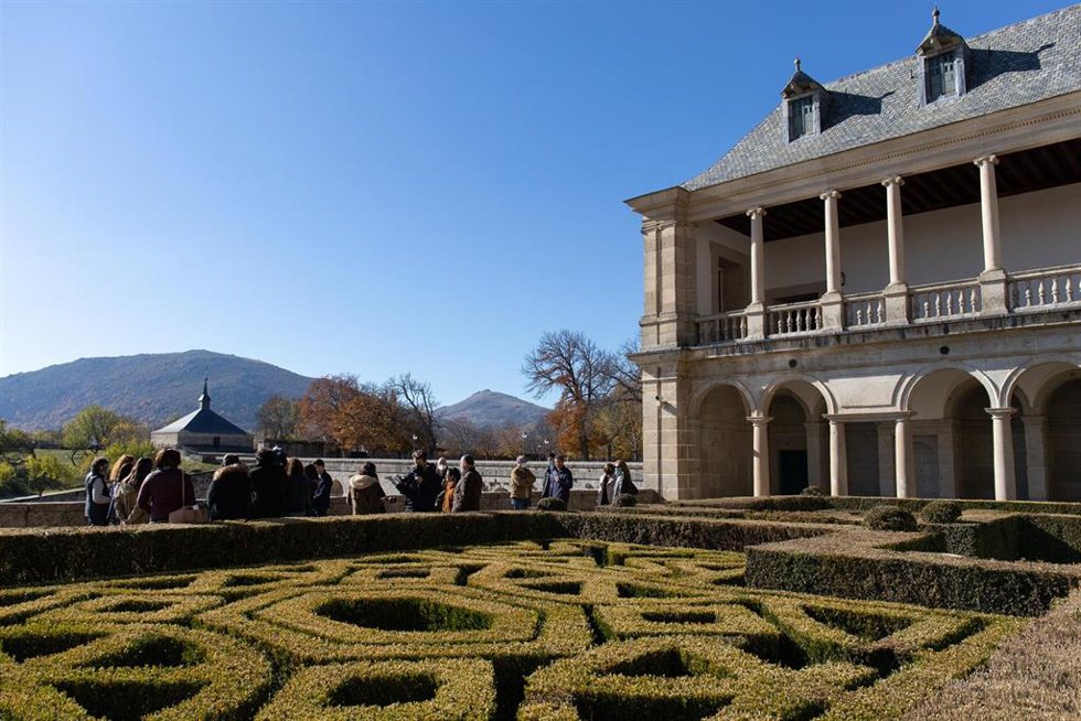 Un grupo de turistas en una vía de San Lorenzo de El Escorial