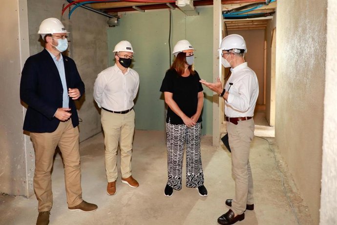 Archivo - Visita de la presidenta del Govern, Francina Armengol, junto al conseller de Vivienda, Josep Marí, y el alcalde de Palma, José Hila, a una promoción de VPO en Palma, el pasado junio.