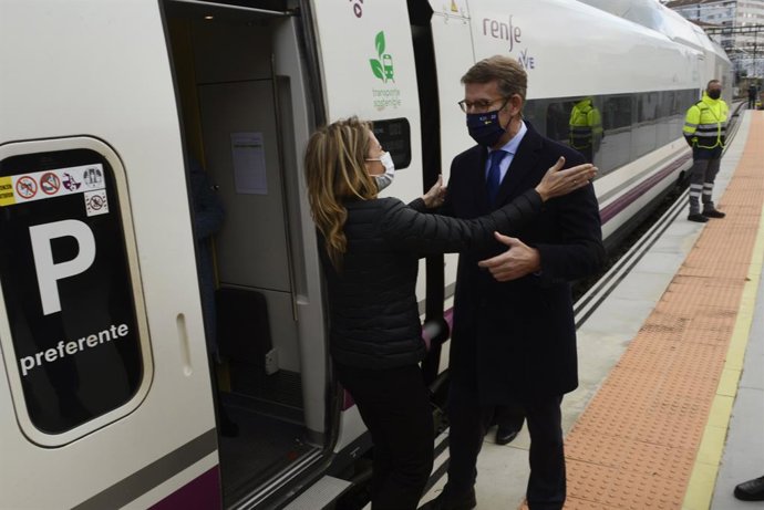 La ministra de Transportes, Movilidad y Agenda Urbana, Raquel Sánchez, saluda al presidente de la Xunta de Galicia, Alberto Núñez Feijóo, a su llegada a la estación de Ourense tras realizar ayer un viaje de prueba en el AVE a Galicia