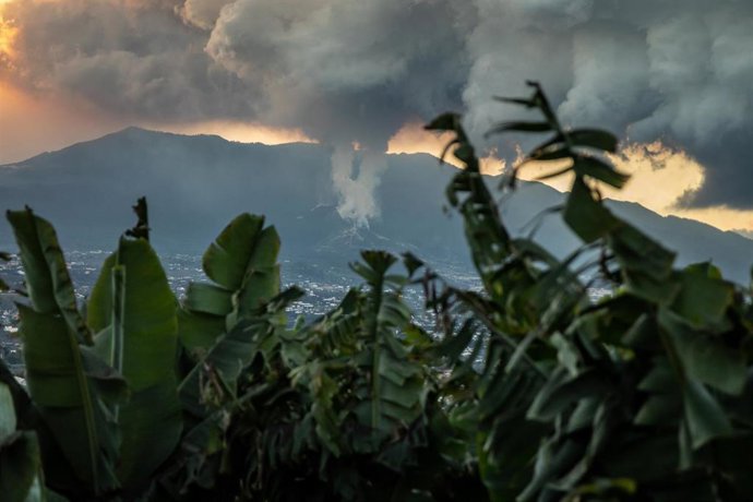 El volcán de Cumbre Vieja visto desde los Llanos de Aridane
