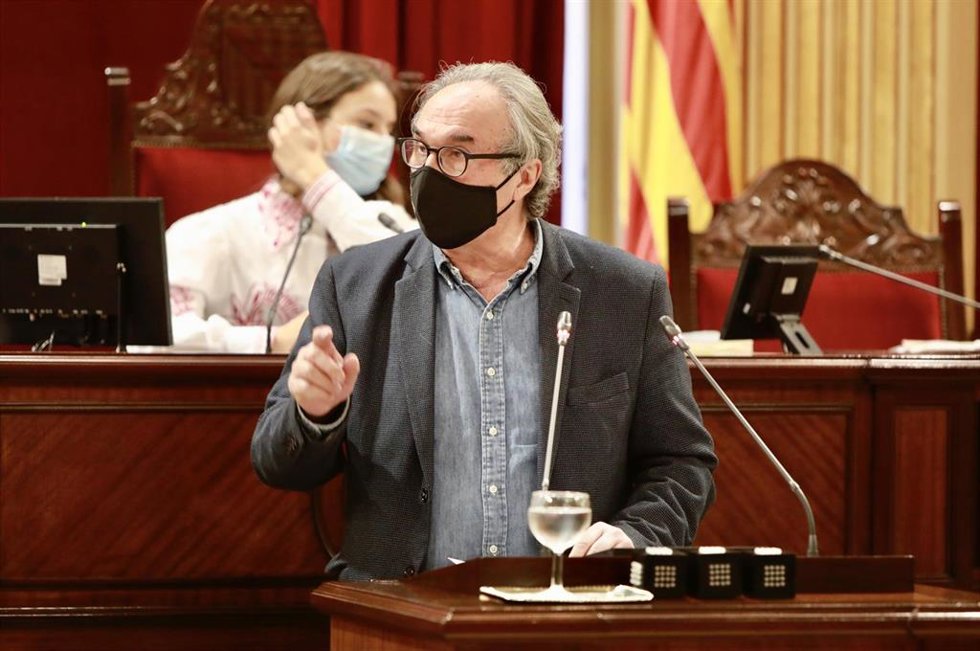 Archivo - El conseller de Educación y Formación Profesional, Martí March, durante el pleno del Parlament.
