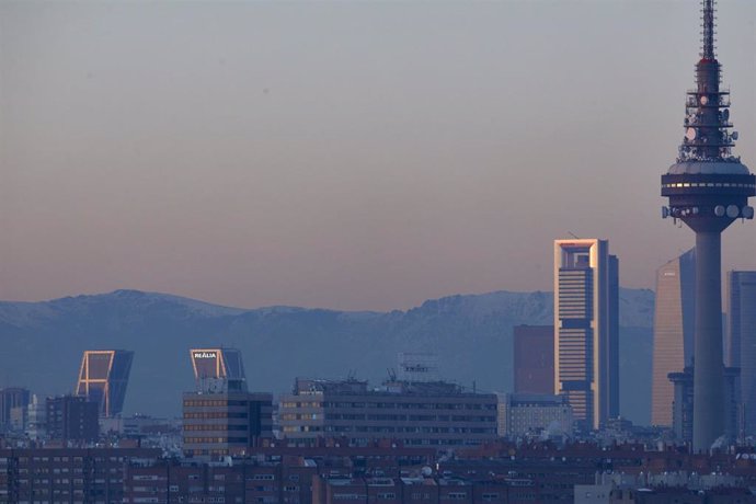 Archivo - Capa de contaminación sobre la ciudad desde el Cerro del Tío Pío en Madrid (España), a 18 de enero de 2021.