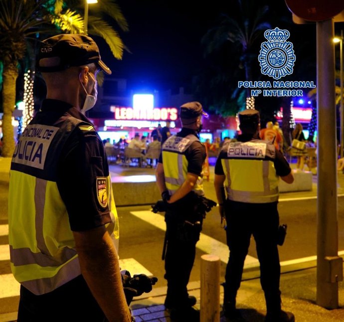 Archivo - Agentes de la Policía Nacional en la zona de Las Verónicas, en Playa de las Américas