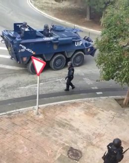 Despliegue en Cádiz del BMR blindado de la Policía Nacional, la conocida como 'tanqueta', durante las protestas por la huelga del sector del metal