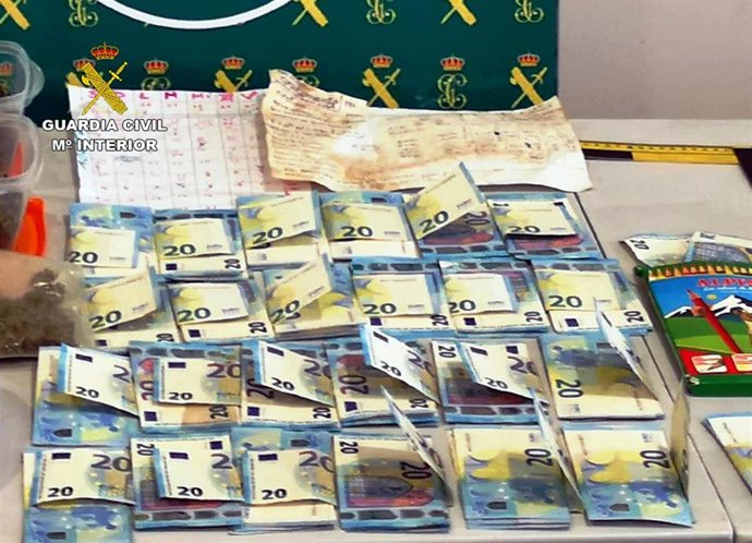 Imagen del dinero, la droga y los efectos incautados