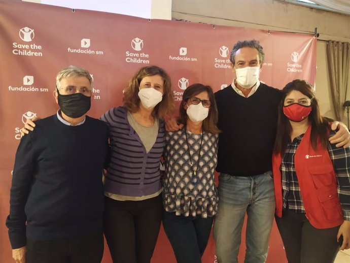 Miembros de Save the Children y de la Fundación SM en su visita a los centros escolares de Melilla