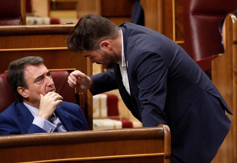 Archivo - El portavoz del PNV, Aitor Esteban, y el de ERC, Gabriel Rufián.