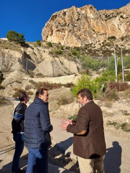 El director general del Medio Natural, Fulgencio Perona, visita las obras realizadas en las laderas de varios montes del término municipal de Ulea