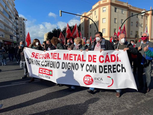 Manifestación en apoyo del sector del metal en Cádiz capital este martes.