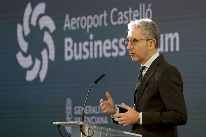 El conseller de Política Territorial, Obras Públicas y Movilidad, Arcadi España, interviene en la primera edición de 'Business Forum Aeroport Castelló'