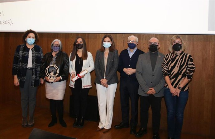 La consejera Maeztu entrega al premio a Mari Luz Sanz, en representación de Eunate, junto al consejero Cigudosa, Miguel Echarri, y representantes del resto de entidades reconocidas.