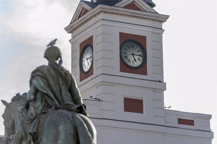 El reloj de la Puerta del Sol, marca las cinco y cuarto horas (17:15), a 25 de octubre de 2021, en Madrid, (España). El próximo domingo 31 de octubre se retrasará el reloj una hora para adaptarse al horario de invierno. En concreto, a las 3.00 horas, ho