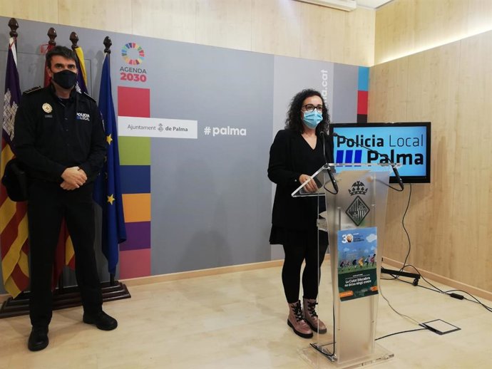 La regidora de Seguridad Ciudadana del Ayuntamiento de Palma, Joana Adrover, en rueda de prensa.