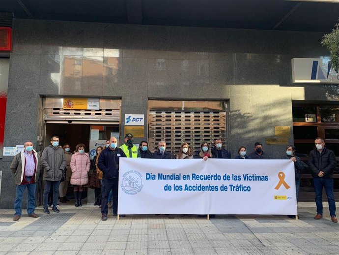 El subdelegado del Gobierno en Cáceres y la jefa provincial de Tráfico junto a trabajadores de la DGT se concentran por el Día Día Mundial de las Víctimas de Tráfico