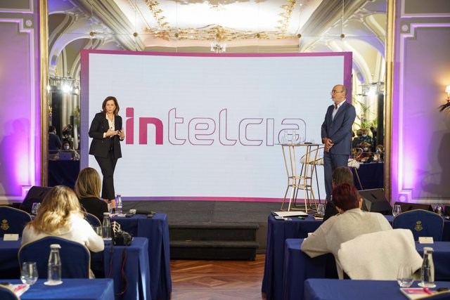 La ex directora general de Unísono para España y Latinoamérica, Sandra Giber, y el consejero delegado de Intelcia, Karim Bernoussi 