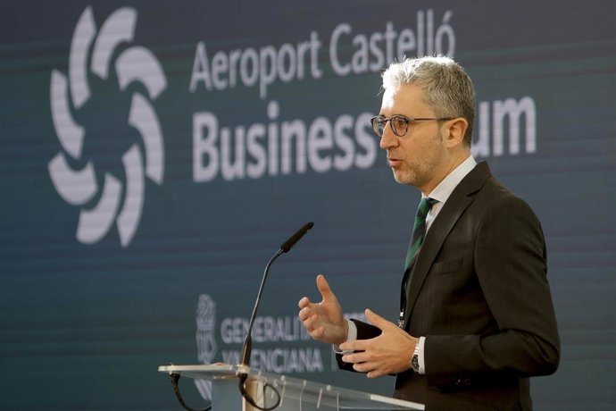 El conseller de Política Territorial, Obras Públicas y Movilidad, Arcadi España, interviene en la primera edición de 'Business Forum Aeroport Castelló'