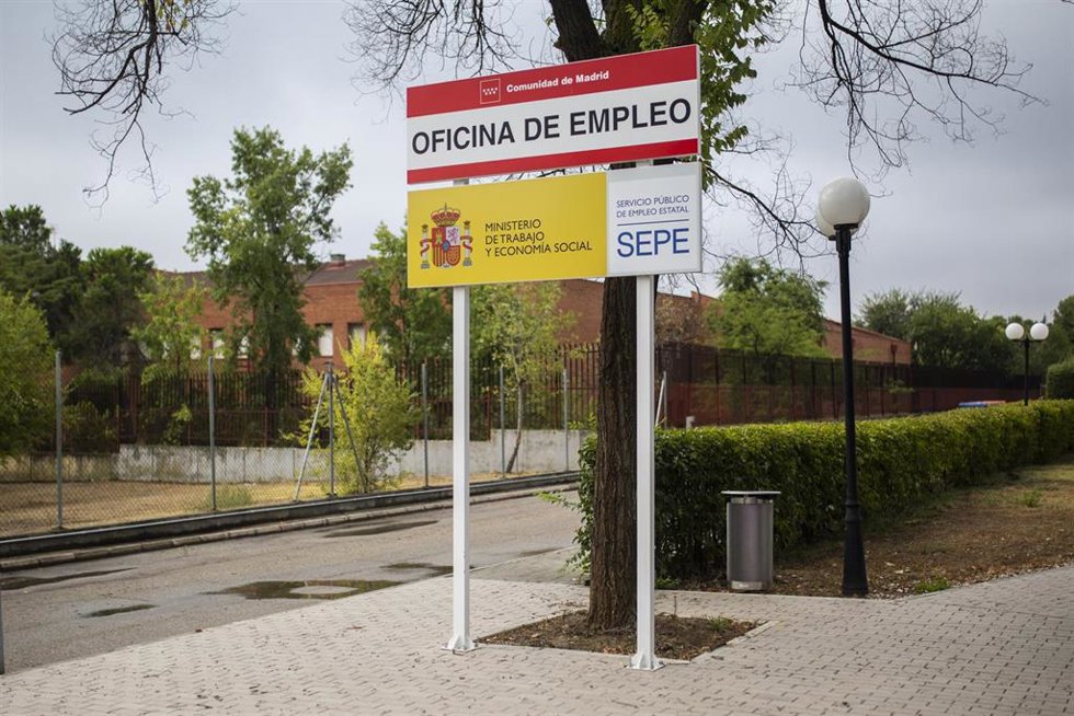 Archivo - Un cartel que anuncia una oficina del SEPE y oficina de empleo de la CAM.