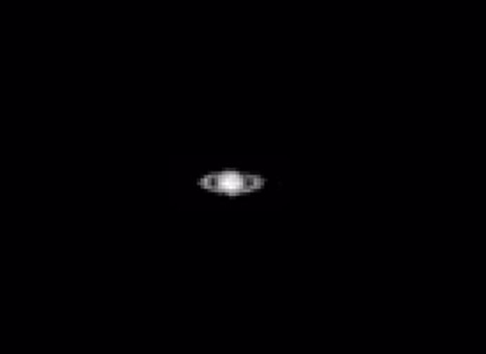 Saturno (ampliado 4x) visto desde la Luna. Maniobras como esta requieren una planificación intensa por parte del equipo de operaciones de la misión LRO en el Centro de Vuelo Espacial Goddard de la NASA