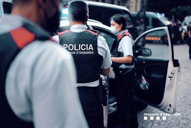 Arxiu Uns agents dels Mossos d'Esquadra 