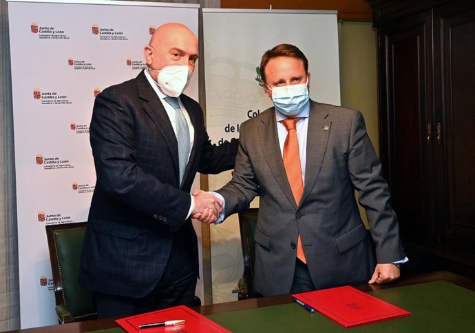 El consejero de Agricultura, Ganadería y Desarrollo Rural, Jesús Julio Carnero, y el decano del Colegio Oficial de Ingenieros Agrónomos de Castilla y León y Cantabria, Ignacio Mucientes.