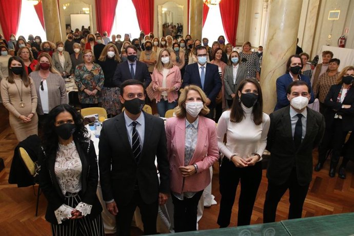 La cantante Cristina del Valle, el presidente de la Diputación de Almería, Javier Aureliano García, la cantante Sole Giménez, la diputada provincial de Igualdad, Carmen Belén López, y el delegado de Europa Press Andalucía, Francisco Morón.