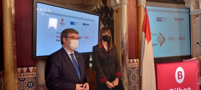 El alcalde de Bilbao, Juan Mari Aburto, y la vicelehendakari y consejera de Trabajo y Empleo, Idoia Mendia